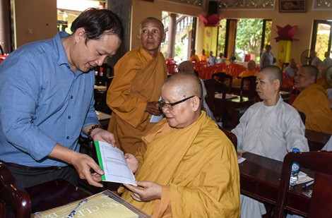 Tuyên truyền Luật Giao thông trong chức sắc, chức việc, nhà tu hành phật giáo