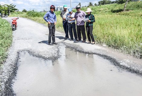 Đơn vị thi công khắc phục, sửa chữa đường dân sinh các cầu: Bùng Binh, Bến Bạ và Cái Sâu