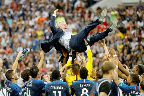 Didier Deschamps đi vào lịch sử cùng “Gà trống”