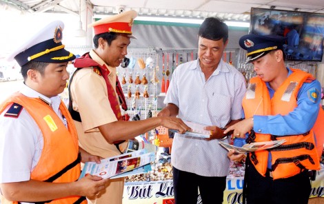 Kiểm tra việc chấp hành quy định Luật Giao thông đường thủy nội địa