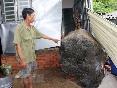 Kiên Giang: Hai tảng đá nặng trên 5 tấn bất ngờ rơi vào nhà dân