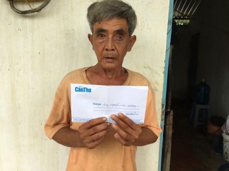 Trao tiền từ thiện
