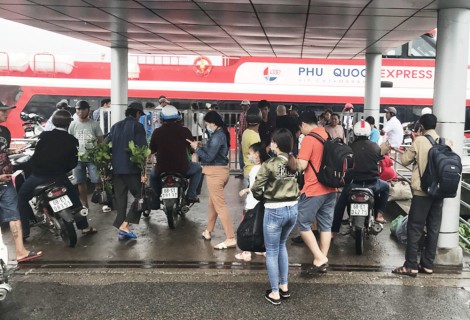 Hàng ngàn hành khách “thoát nạn” kẹt tàu tuyến biển