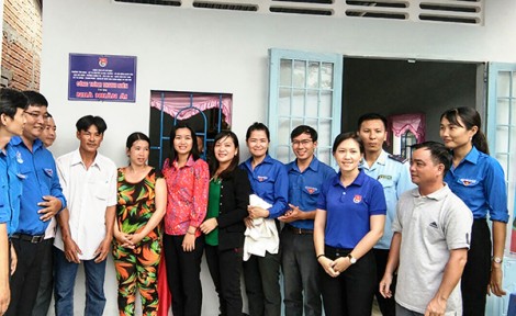 Bàn giao công trình thanh niên nhà nhân ái