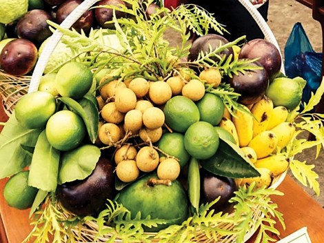Trái cây vào mùa dội chợ