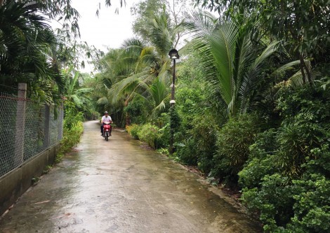 Đầu tư hạ tầng giao thông nông thôn gắn với tuyên truyền Luật Giao thông