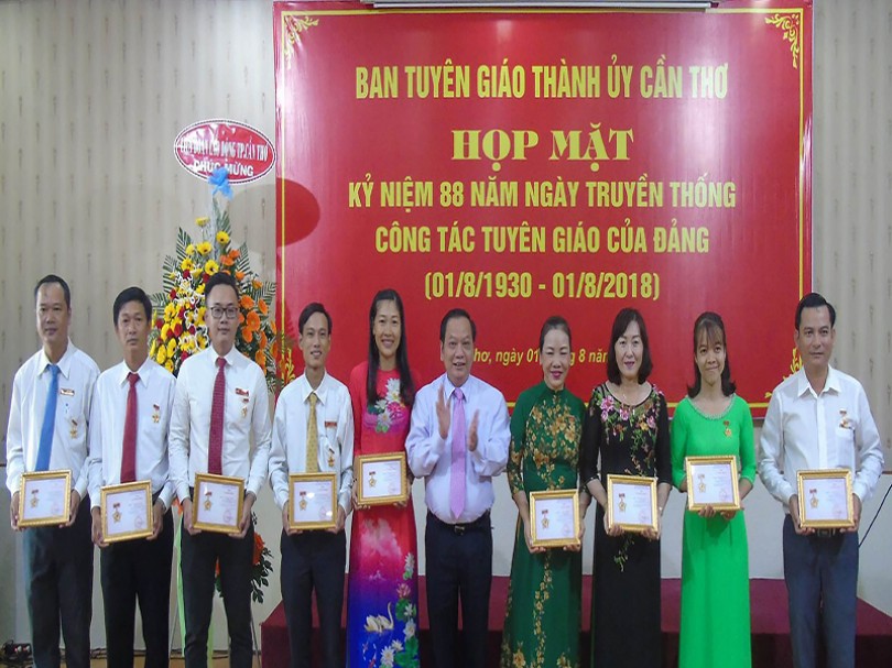 Tổng Bí thư Nguyễn Phú Trọng

làm việc với Ban Tuyên giáo Trung ương