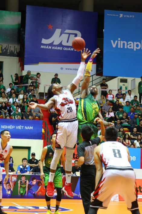 Giải Bóng rổ chuyên nghiệp Việt Nam – VBA 2018

Thanglong Warriors cắt mạch chiến thắng của Cantho Catfish