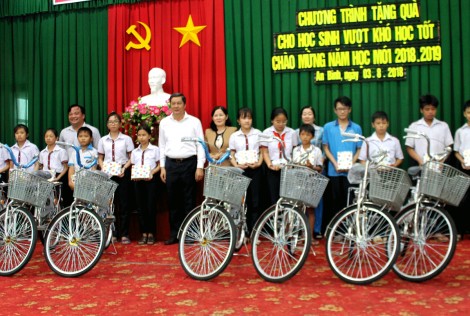 Học sinh tựu trường ngày 20-8