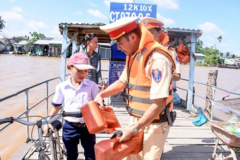 Kiểm tra, nhắc nhở chủ bến khách ngang sông

chấp hành Luật Giao thông đường thủy mùa mưa, lũ