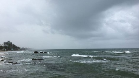 Biển Đông lại có áp thấp, đất liền mưa gió triền miên
