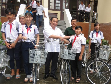 Bí thư Thành ủy trao học bổng và xe đạp cho học sinh vượt khó