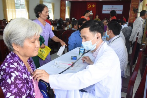 Khám bệnh miễn phí và tặng quà cho người nghèo