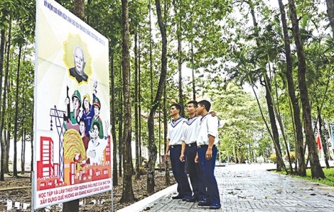 Người về trên bến quê hương