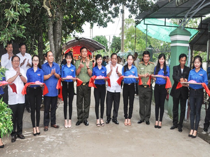 Lãnh đạo thành phố dự khánh thành đường và trao quà cho học sinh nghèo tại quận Bình Thủy