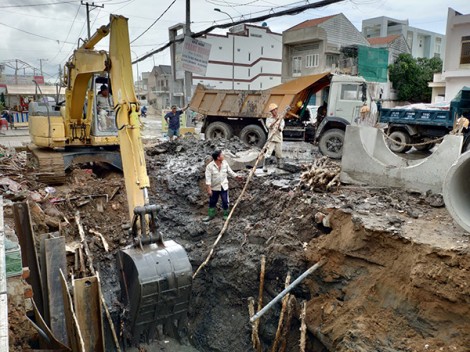Tập trung công tác bồi thường, hỗ trợ

và tái định cư, đẩy nhanh tiến độ công trình đường và cầu Trần Hoàng Na