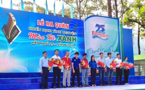 Áo đỏ tình nguyện giúp sức “Mùa hè xanh”