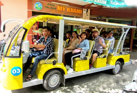 Xe 4 bánh chạy bằng năng lượng điện phục vụ tốt du khách