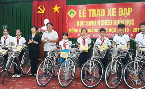 Công ty Hồng Phát tặng 20 xe đạp cho học sinh nghèo hiếu học phường An Bình, quận Ninh Kiều