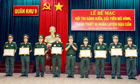 Tổ chức Hội thi “Sáng kiến, cải tiến

mô hình, trang thiết bị huấn luyện hậu cần”