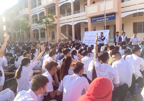 Đội tuyên truyền và kiểm tra

thực hiện an toàn giao thông