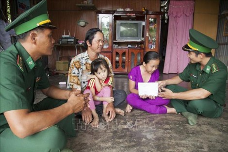 Bộ đội Biên phòng Kiên Giang tiếp sức học sinh nghèo vùng biên đến trường
