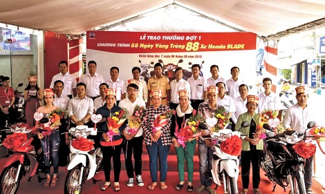 HEAD Hồng Đức trao thưởng 8 khách hàng trúng xe Honda Blade