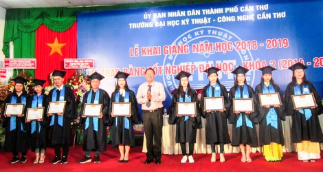Khai giảng năm học mới và trao Bằng tốt nghiệp cho sinh viên khóa II