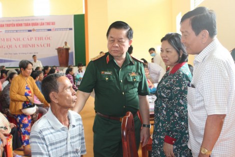 400 gia đình chính sách, hộ khó khăn Thới Lai được trị bệnh miễn phí