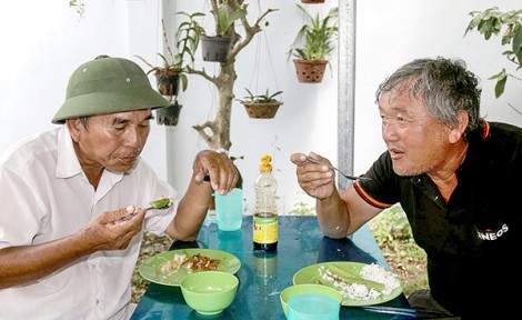 Ấm lòng với dĩa cơm 1.000 đồng