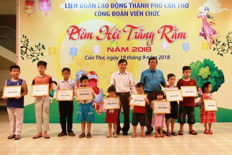Họp mặt Tết Trung thu và trao học bổng Tấm lòng vàng Công đoàn Cần Thơ