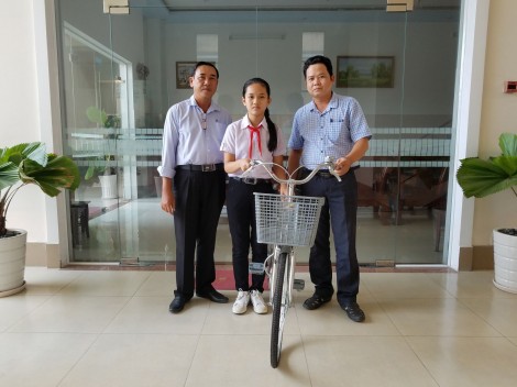 Báo Cần Thơ tặng xe đạp cho học sinh có hoàn cảnh khó khăn