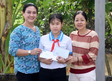 Giúp hai trẻ mồ côi tiếp tục đến trường