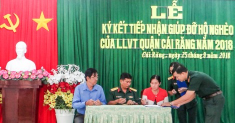 Lực lượng vũ trang nhận giúp đỡ 8 hộ nghèo