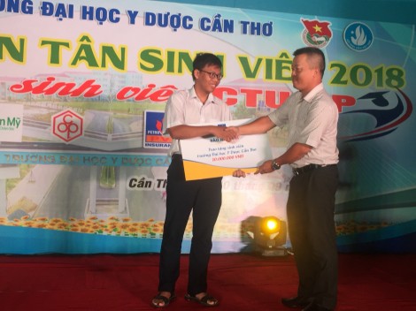 Bảo hiểm PVI Tây Nam trao học bổng cho sinh viên trường Đại học Y Dược Cần Thơ