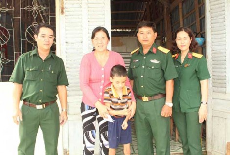 Quân đội chung tay vì người nghèo