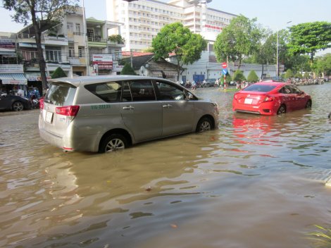 Triều cường, nước lũ còn tiếp tục dâng cao
