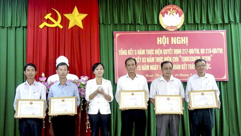 Tham gia xây dựng Đảng, chính quyền vững mạnh