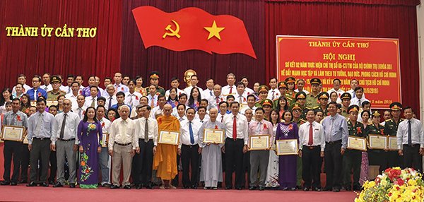 Tiếp tục triển khai đồng bộ các giải pháp, thực hiện thắng lợi các chỉ tiêu Nghị quyết Đại hội Đảng bộ thành phố đề ra
