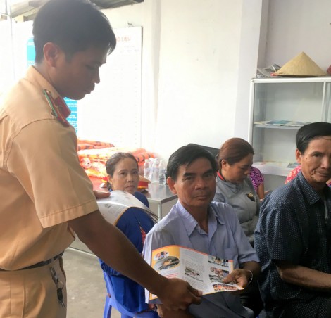Phổ biến pháp luật về giao thông cho tiểu thương chợ nổi Cái Răng