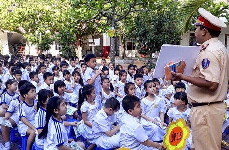Tuyên truyền, phổ biến, giáo dục pháp luật về an toàn giao thông trong học sinh