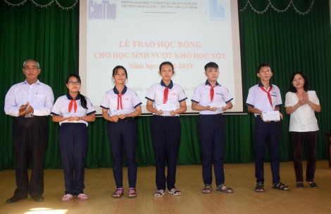 Báo Cần Thơ trao học bổng cho học sinh nghèo vượt khó
