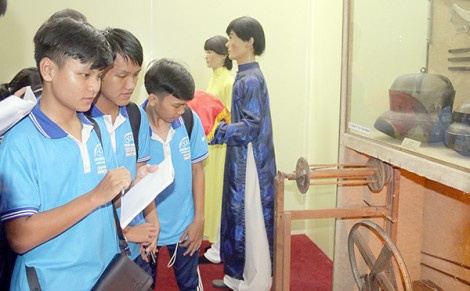 Nghe, nhìn và chạm vào quá khứ