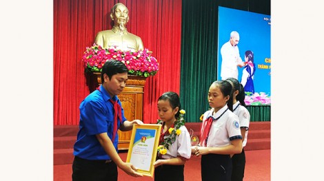 Cháu ngoan Bác Hồ