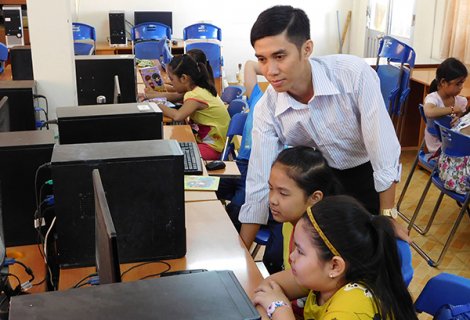 Chăm lo học sinh khó khăn,

hướng đến giáo dục toàn diện