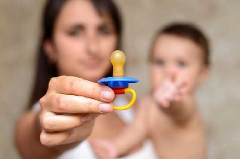 Bố mẹ ngậm ti giả giúp con giảm nguy cơ dị ứng và hen suyễn