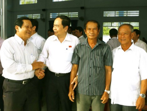 Tích cực giúp đỡ bà con sản xuất kinh doanh, phát triển kinh tế hiệu quả