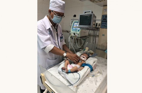 Phẫu thuật cứu sống trẻ  5 ngày tuổi bị teo thực quản, hậu môn nắp, tim bẩm sinh