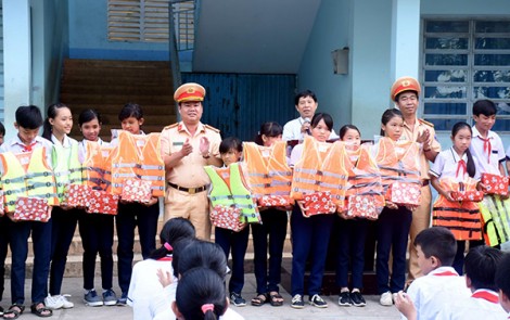 Đưa Luật Giao thông đường thủy nội địa vào trường học