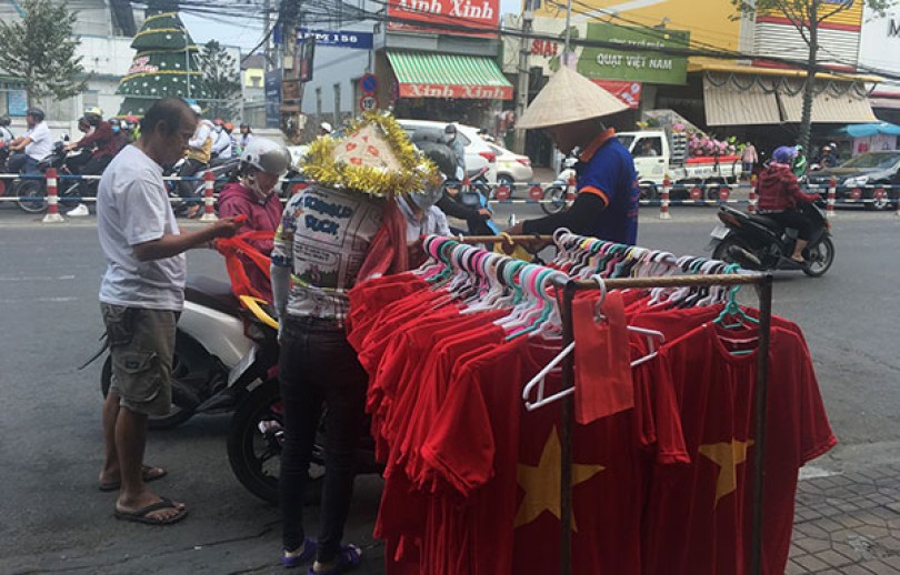 Sôi động sản phẩm cổ vũ tuyển Việt Nam